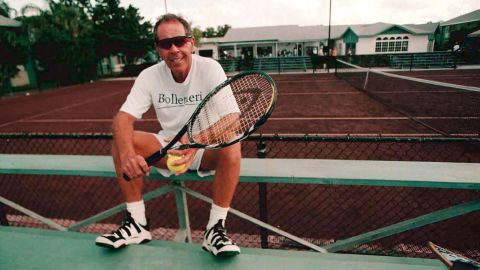 Bollettieri 在他的網球學院外。 