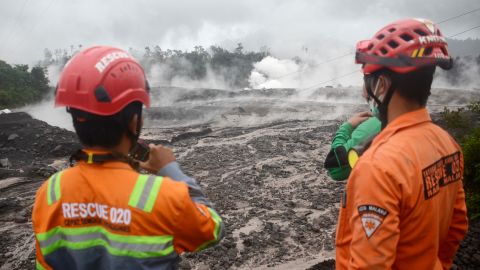 救助隊員らが2022年12月4日、インドネシア東部ジャワルーマ長でセメル山の爆発による火山物質の流れを監視している。 