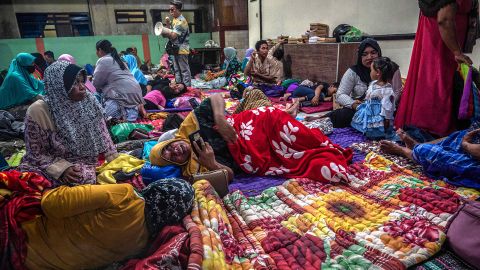 Mensen zoeken hun toevlucht in een gemeenschapshuis in het dorp Kandipuru na de uitbarsting van de vulkaan Mount Semeru in Lumagang, Oost-Java op 4 december 2022.