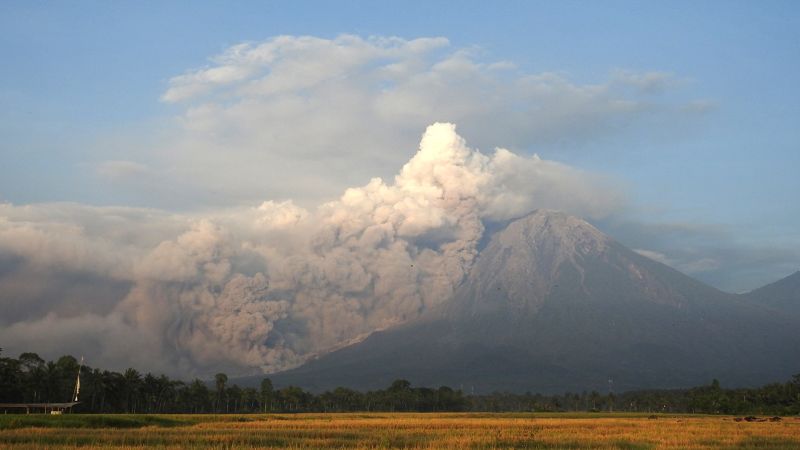 セメル山：インドネシア火山爆発後数千人の避難