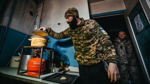 طاهي في دنيبرو يطبخ للجيش الأوكراني في منطقة زابوريزهزيا في 24 نوفمبر 2022.
