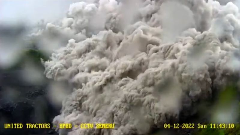 captures explosive eruption of volcano in Indonesia