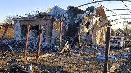 在扎波罗热地区军事管理局提供的这张照片中，2022 年 12 月 5 日星期一，俄罗斯在乌克兰扎波罗热地区的新索菲夫卡村遭到袭击后，可以看到一座受损的建筑物和一辆汽车。乌克兰官员周一报告说，俄罗斯在全国各地发动了一连串新的导弹袭击，随着俄罗斯试图在冬季临近时禁用乌克兰的能源供应和基础设施，预计这次袭击是意料之中的。（扎波罗热地区军事管理通过美联社）
