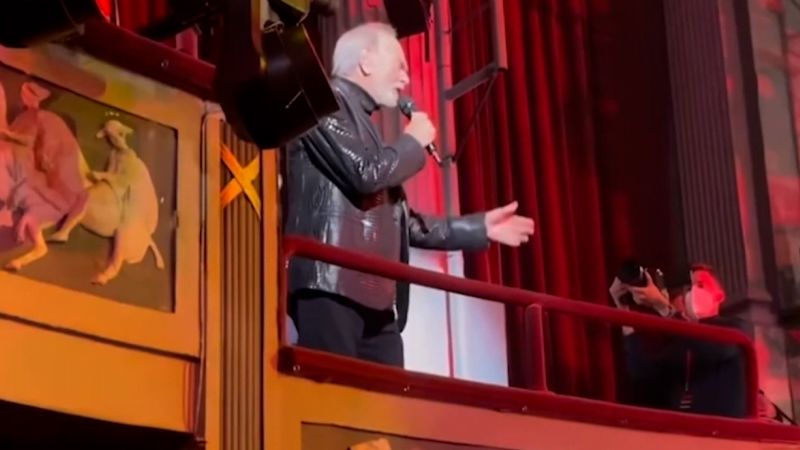 Video: Neil Diamond surprises Broadway audience with rare performance of ‘Sweet Caroline’ | CNN