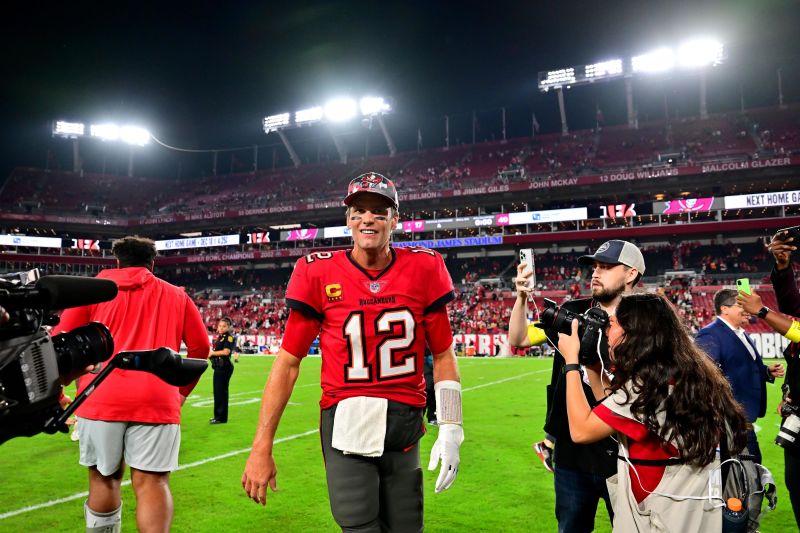 Tom brady buccaneers t clearance shirt