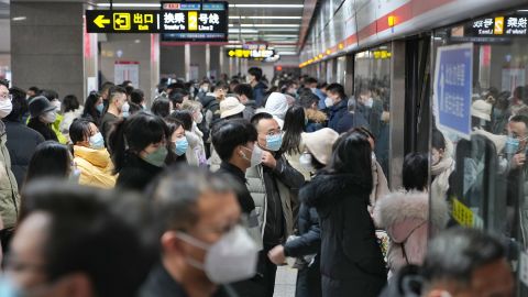 ประชาชนสวมหน้ากากขึ้นรถไฟใต้ดินในวันจันทร์ที่เมืองเจิ้งโจว มณฑลเหอหนาน ซึ่งผลการตรวจหาเชื้อโควิด-19 เป็นลบไม่จำเป็นต้องใช้บริการขนส่งสาธารณะอีกต่อไป
