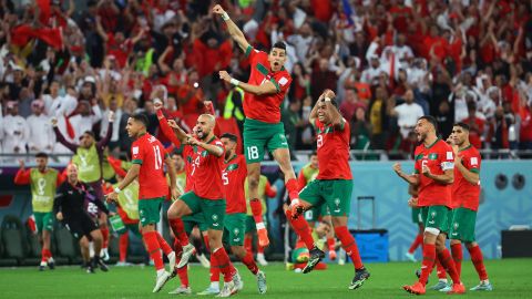 Les joueurs marocains célèbrent leur triomphe historique.