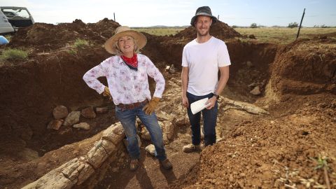 Los entusiastas de la caza de fósiles Cassandra Prince con Espen Knutsen del Museo de Queensland.