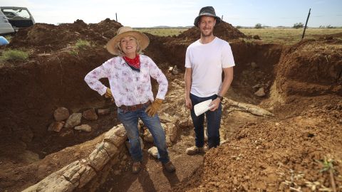 Entusiastas da caça de fósseis Cassandra Prince com Espen Knutsen do Queensland Museum.