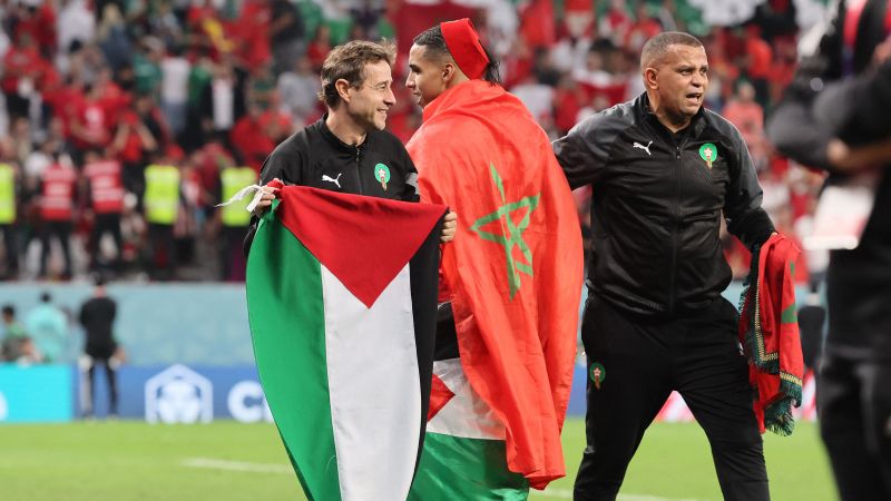 Un drapeau palestinien est hissé sur le terrain alors que le Maroc célèbre une victoire historique en Coupe du monde