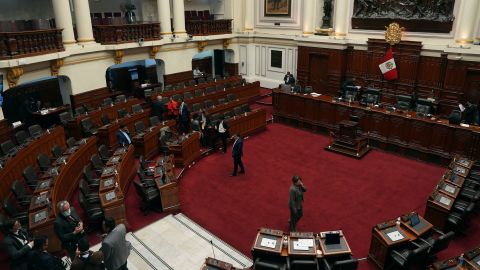 Οι νομοθέτες στέκονται στο Κογκρέσο την ημέρα της προγραμματισμένης ψηφοφορίας για την παραπομπή τους κατά του Προέδρου Πέδρο Καστίγιο στη Λίμα του Περού, Τετάρτη 7 Δεκεμβρίου 2022.
