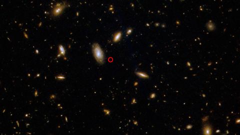 Kosmiczny Teleskop Hubble'a uchwycił to zdjęcie miejsca rozbłysku gamma zaznaczonego na czerwono.