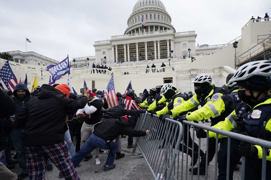 Arquivo - Os insurrecionistas leais ao presidente Donald Trump tentam atravessar uma barreira policial, quarta -feira, 6 de janeiro de 2021, no Capitólio em Washington. Os principais líderes da Câmara e do Senado apresentarão policiais que defenderam o Capitólio dos EUA em 6 de janeiro de 2021, com medalhas de ouro no Congresso na quarta -feira, 7 de dezembro de 2022, concedendo a eles a maior honra do Congresso quase dois anos depois de lutarem com o ex -presidente Donald Os apoiadores de Trump em um ataque brutal e sangrento. (AP Photo/Julio Cortez, arquivo)