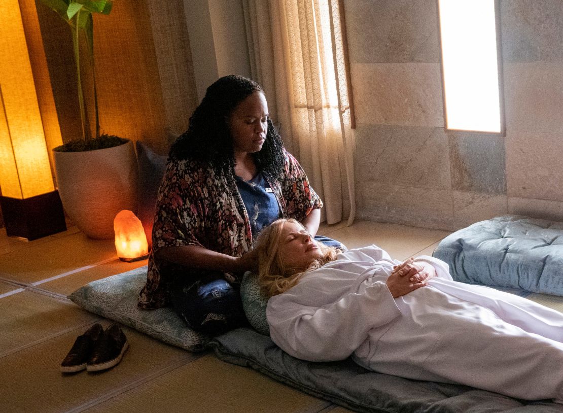 Natasha Rothwell (L) and Jennifer Coolidge in 'The White Lotus' Season 1. 