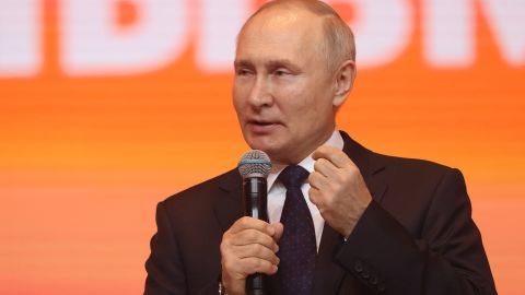 UMongameli waseRussia uVladimir Putin ukhuluma emcimbini wokuklomelisa eMoscow ngoDisemba 5, 2022.