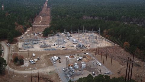 Les travailleurs de Duke Energy réparent mardi une sous-station électrique à Mineral Springs près de Pinehurst, en Caroline du Nord.