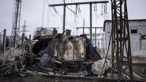10 Kasım'da işçiler Ukrayna'nın merkezinde bir ototransformatörü söküyor.  17 Ekim'de Ukrenergo yüksek gerilim trafo merkezi, bir roket çarptığında tamamen yok oldu.