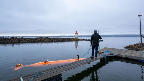 Antica nave, forse medievale, trovata nel lago più grande della Norvegia 2 Il veicolo subacqueo autonomo chiamato Hugin (nella foto) viene utilizzato per la prima volta in un ambiente d'acqua dolce per ispezionare il letto del lago di Mjøsa in Norvegia.