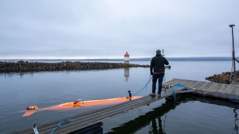 Il veicolo subacqueo autonomo chiamato Hugin (nella foto) viene utilizzato per la prima volta in un ambiente d'acqua dolce per ispezionare il letto del lago di Mjøsa in Norvegia.