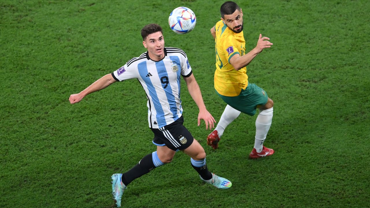 Julián Álvarez looks to control the ball against Australia. 