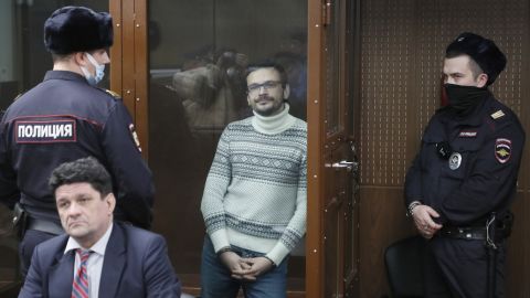 Yashin, photographié vendredi dans une salle d'audience à Moscou, a été condamné à huit ans et six mois derrière les barreaux. 