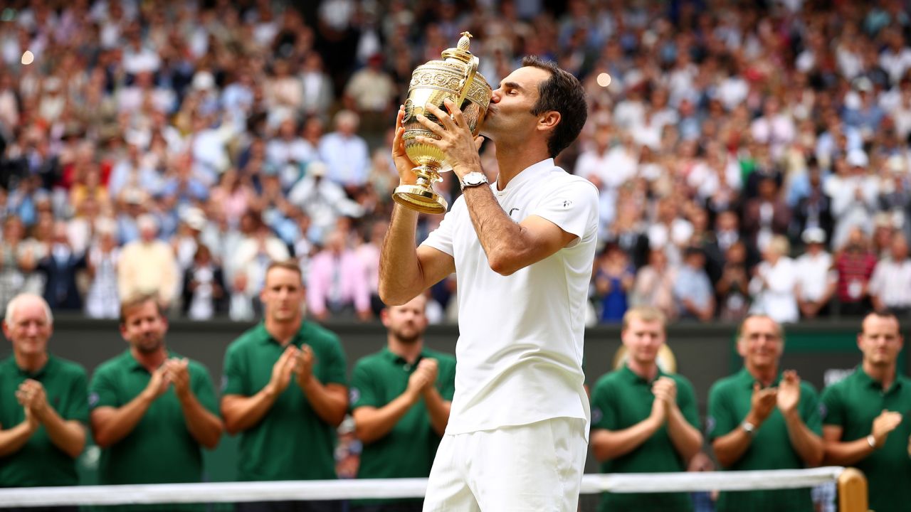 LONDON, ENGLAND - JULY 16:  Roger Federer of Switzerland kisses the trophy as he celebrates victory after the Gentlemen's Singles final against  Marin Cilic of Croatia on day thirteen of the Wimbledon Lawn Tennis Championships at the All England Lawn Tennis and Croquet Club at Wimbledon on July 16, 2017 in London, England.  (Photo by Clive Brunskill/Getty Images)