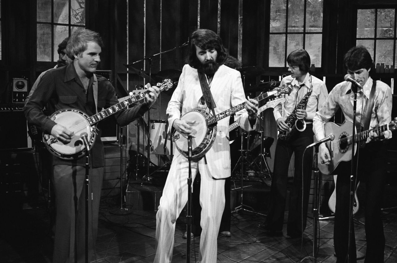 Martin performs with The Dirt Band, which was the show's musical guest when he hosted in January 1978. 