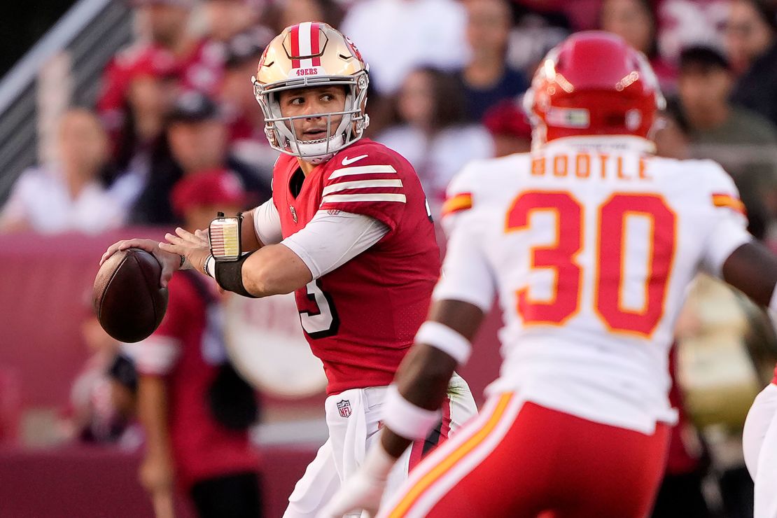 Brock Purdy passes in the fourth quarter against the Kansas City Chiefs at Levi's Stadium on October 23, 2022.