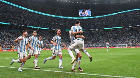 ومنحت ركلة جزاء ليونيل ميسي تقدم الأرجنتين 2-0 في الشوط الثاني.