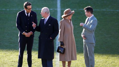 Les copropriétaires du club de football de Wrexham, Ryan Reynolds et Rob McElhenney, s'entretiennent avec le roi Charles et la reine Camilla de Grande-Bretagne, lors de leur visite au club de football de Wrexham.