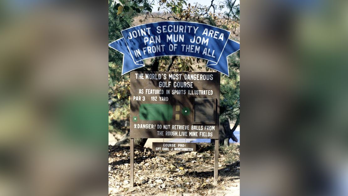 Een bord wijst op de gevaren van golfen op Camp Bonifas.