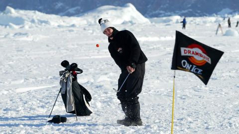 Uummannaq, ग्रीनल्याण्ड मा 2002 Drambuie विश्व आइस गल्फ च्याम्पियनशिप को समयमा संयुक्त राज्य अमेरिका को ज्याक O'Keefe कार्य मा।