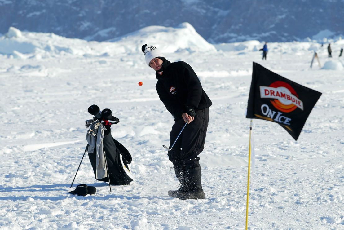 Jack O'Keefe uit de VS in actie tijdens de Drambuie Wereldkampioenschappen ijsgolf 2002 in Uummannaq, Groenland.