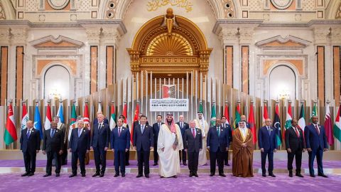 Pemimpin Tiongkok Xi Jinping dan rekan-rekan Arabnya berfoto bersama selama KTT Tiongkok-Arab di Riyadh pada 9 Desember 2022.