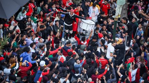 Los partidarios de Marruecos en la capital del país, Rabat, reaccionan después de la victoria de su país sobre Portugal. 