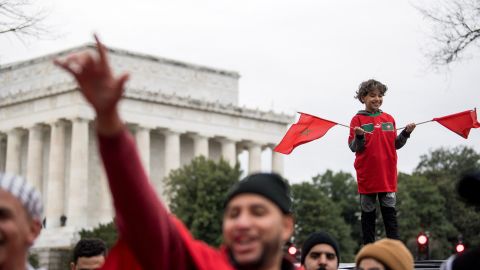 Les supporters marocains célèbrent leur victoire historique en Coupe du monde contre le Portugal près du Lincoln Memorial à Washington, aux États-Unis