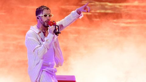 Bad Bunny tampil di atas panggung di Hard Rock Stadium pada 12 Agustus di Miami Gardens, Florida.
