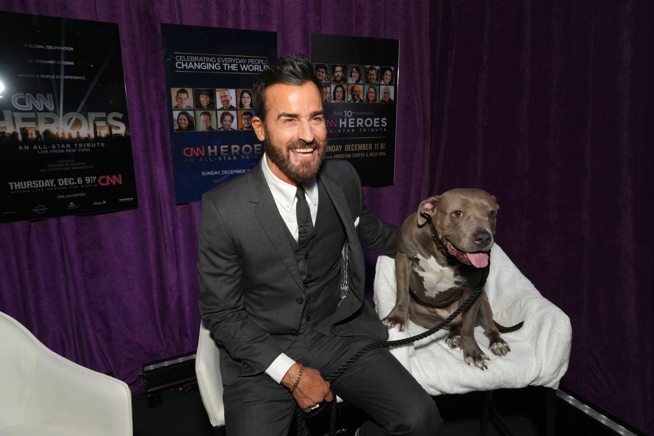 Justin Theroux, one of the event's presenters, sits backstage with his rescue dog Kuma.