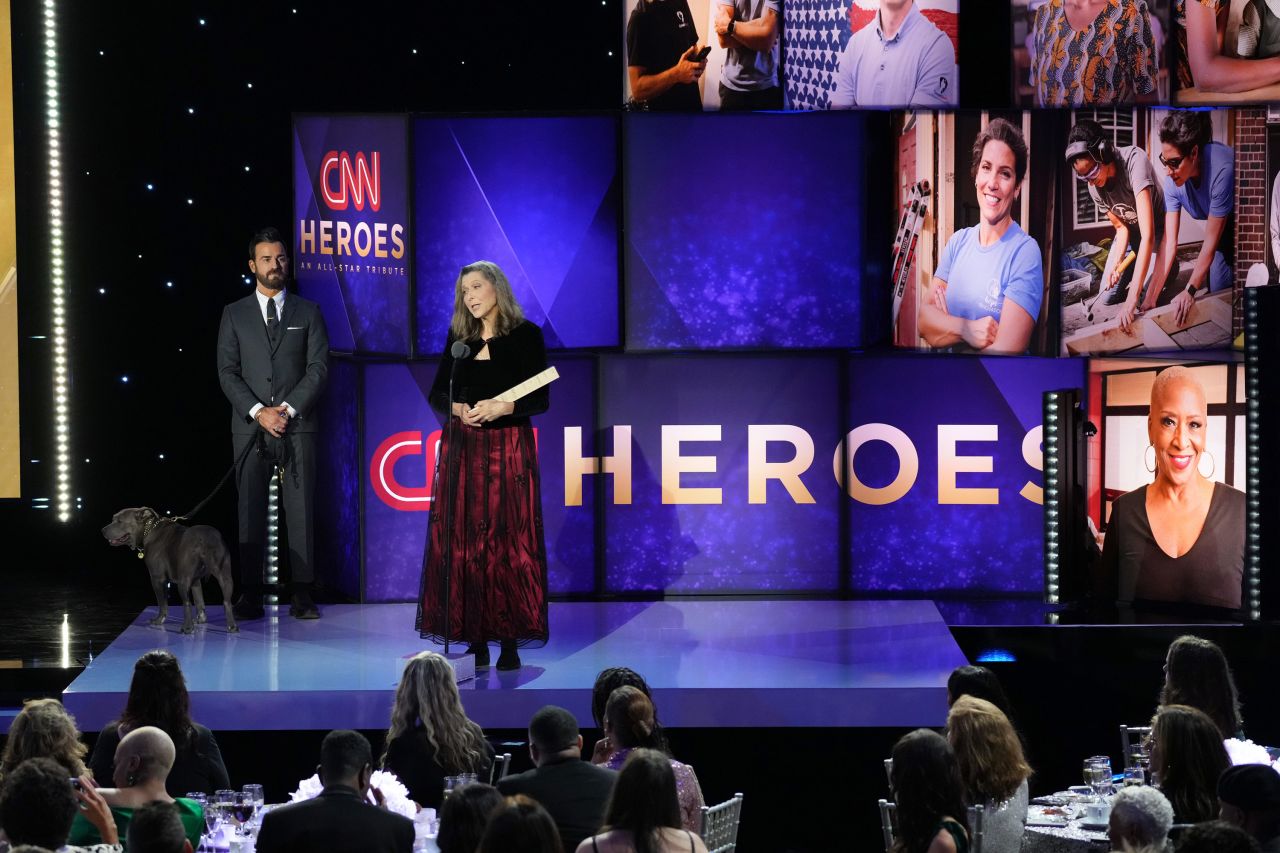CNN Hero Carie Broecker accepts her award from Justin Theroux.