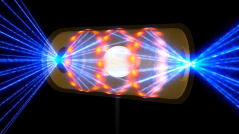 Questa illustrazione fornita dal National Ignition Facility presso il Lawrence Livermore National Laboratory raffigura un pallino bersaglio all'interno di una capsula di hohlraum con raggi laser che entrano attraverso le aperture su entrambe le estremità. I raggi comprimono e riscaldano il bersaglio alle condizioni necessarie affinché avvenga la fusione nucleare. (Lawrence Livermore National Laboratory tramite AP)