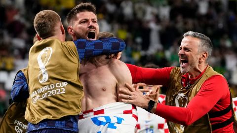 يحتفل الكرواتي برونو بيتكوفيتش مع زملائه في الفريق بعد أن سجل هدف فريقه في مرمى البرازيل في ربع نهائي مونديال 2022.  فازت كرواتيا في النهاية بركلات الترجيح. 