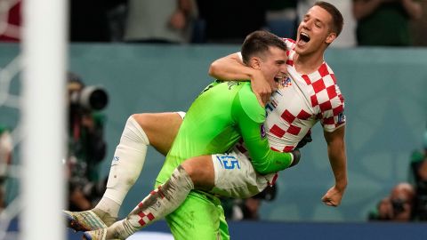 El croata Mario Pasalic celebra con el portero Dominik Livakovic después de marcar el penal de la victoria contra Brasil en la Copa del Mundo de 2022.