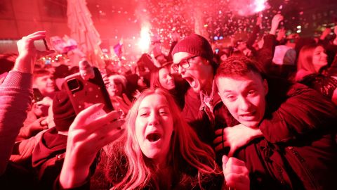 Aficionados en Zagreb celebran la victoria de Croacia sobre Brasil.