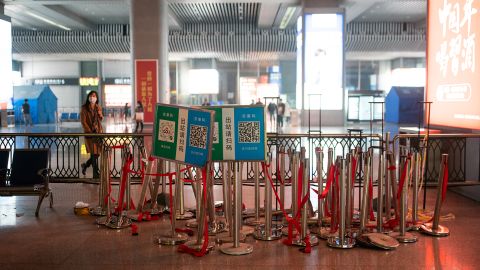 金曜日に中国南京の南京南駅で、健康コードのスキャンに使用されたポスターと健康診断に使用されたバリアが解体されたのが見られます。 