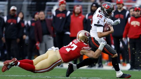 Tom Brady, quarterback van Tampa Bay Buccaneers, loopt tijdens de tweede helft van hun wedstrijd tegen het verdedigende einde van de San Francisco 49ers, Nick Bosa.