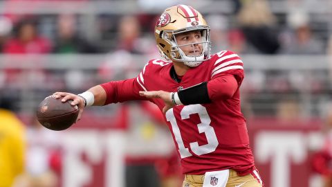 El mariscal de campo de los 49ers de San Francisco, Brock Purdy, lanza un pase de touchdown al corredor Christian McCaffrey durante su partido contra los Bucaneros de Tampa Bay el domingo 11 de diciembre de 2022. 