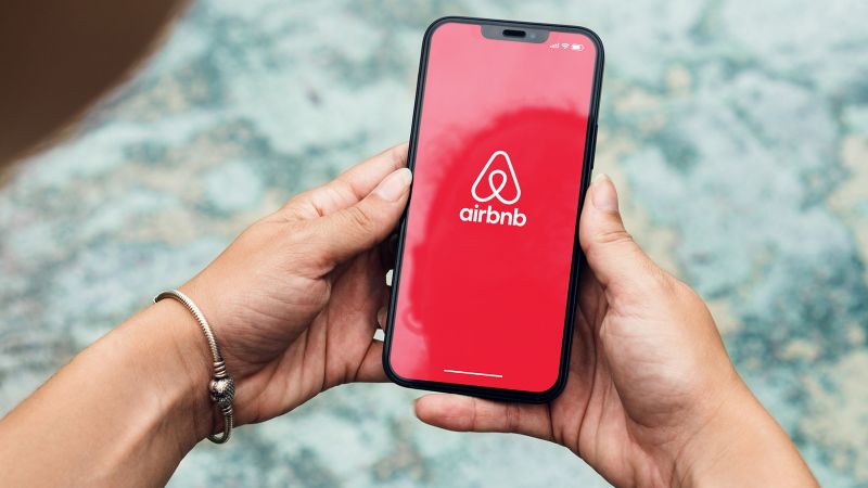 NextImg:Airbnb sees record bookings despite recession fears | CNN Business