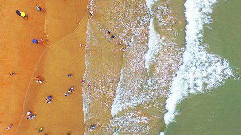 Çin'deki en erişilebilir sörf plajlarından biri olan Shilaoren, soğuk kuzeye göğüs germek isteyen sörfçüleri cezbeder. 