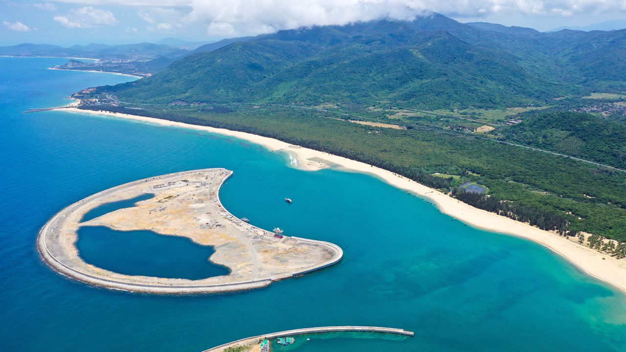 Teluk Riyue, diterjemahkan sebagai Sun dan Moon Bay, menawarkan suhu panas dan ombak yang konsisten sepanjang tahun.