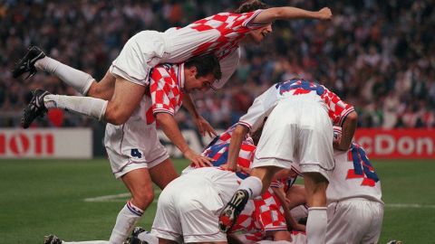 Хорватские игроки празднуют гол в ворота Франции в полуфинале чемпионата мира 1998 года. 